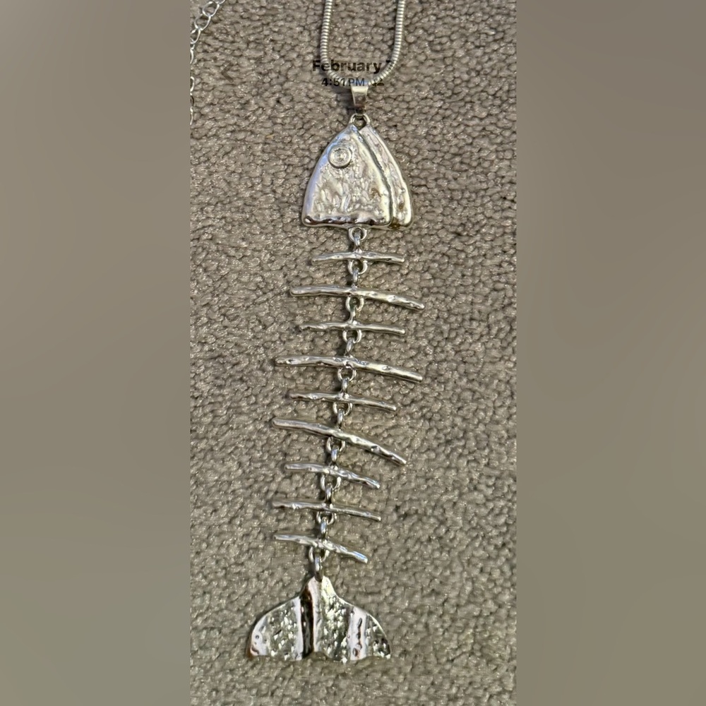 NWOT Wild Blossom Boutique Silver Tone Bony Fish Necklace. Never Worn